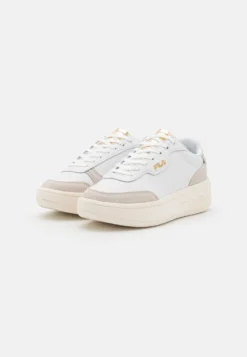 Fila Premium - Baskets Basses - White/Gold -Magasin De Mode Et De Sport 04c130c44ea445b0baf30b8c8d72f615 scaled