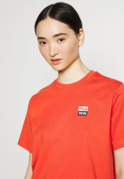 Fila Steffi Tee - T-Shirt Imprimé - Light Red 9 Fila Steffi Tee - T-Shirt Imprimé - Light Red -Magasin De Mode Et De Sport 057d65ffd7d341f293d84c2cd4b31e65 scaled