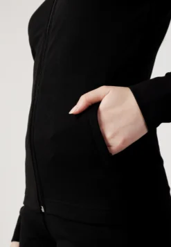 Fila Benidorm Faw0414 - Sweat Zippé - Black -Magasin De Mode Et De Sport 1d597d01adcc44128e6b622e98892d41 scaled