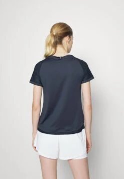 Fila Johanna - T-Shirt Basique - Peacoat Blue -Magasin De Mode Et De Sport 21d043b7918e4d1b9c683e1207a63a30 scaled