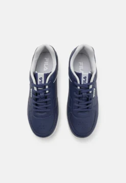 Fila C. Court Unisex - Baskets Basses - Medieval Blue/Gray Violet -Magasin De Mode Et De Sport 27b3bc226d354384a3fe920489b4bccc scaled