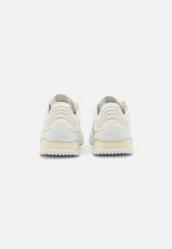 Fila Modern T 23 Unisex - Baskets Basses - White -Magasin De Mode Et De Sport 2b5e29c33e66413f9d45b058e9cadb25 scaled