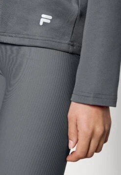 Fila Caorle Cropped Hoody - Sweatshirt - Iron Gate 11 Fila Caorle Cropped Hoody - Sweatshirt - Iron Gate -Magasin De Mode Et De Sport 2c67ae31564145fd9be5e546b34b7754 scaled