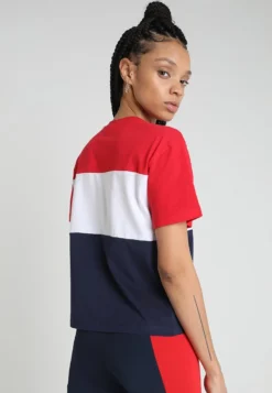 Fila Allison - T-Shirt Imprimé - Black Iris/True Red/Bright White -Magasin De Mode Et De Sport 2d5657e0b02d476ca851f6f13f322439