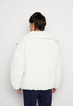 Fila Trilj Puff Jacket - Veste D'Hiver - Cloud Dancer -Magasin De Mode Et De Sport 2da2e9c04f4144dc9c82de287adbce10 scaled