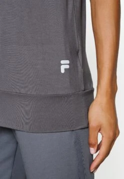 Fila Coria Raglan Tee - T-Shirt De Sport - Iron Gate -Magasin De Mode Et De Sport 3595fe83afc74b9fbcef8e0182d3d2ab scaled