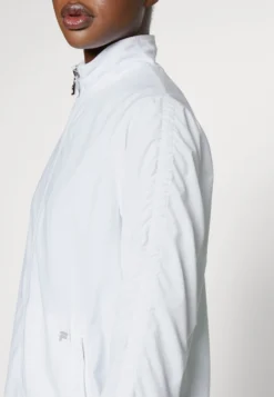 Fila Jacket Petra - Veste De Survêtement - White 9 Fila Jacket Petra - Veste De Survêtement - White -Magasin De Mode Et De Sport 35d16e6ffff64c1690d2c4f6b3a5fe68 scaled