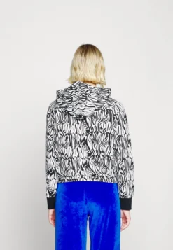 Fila Breza Cropped Hoody - Sweatshirt - Bright White -Magasin De Mode Et De Sport 3657ffc975f24cd8a497b5fa76a7e85c scaled