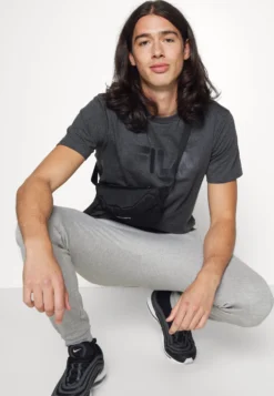 Fila Bellano - T-Shirt Imprimé - Dark Grey -Magasin De Mode Et De Sport 376d754bdda642479d77a791ec19deaa scaled