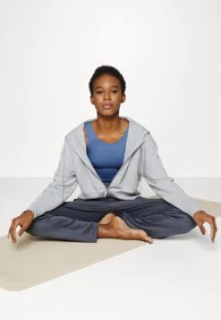 Fila Caen High Waist Pants - Pantalon De Survêtement - Iron Gate -Magasin De Mode Et De Sport 3a49bc8282dc4ff5a4753b1c34a989dd scaled