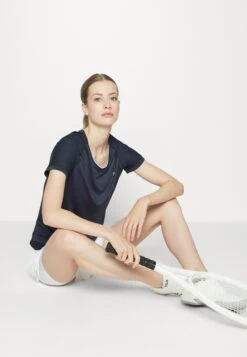 Fila Johanna - T-Shirt Basique - Peacoat Blue -Magasin De Mode Et De Sport 3b4cdaff7db040db80fa456dadc64d56 scaled