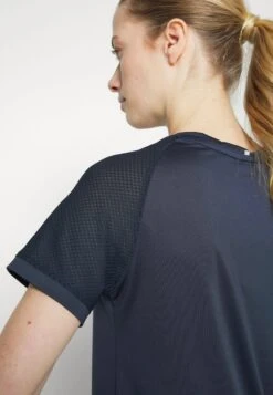 Fila Johanna - T-Shirt Basique - Peacoat Blue -Magasin De Mode Et De Sport 4282d5b4b3a040c28fd69a0bf52b1136 scaled