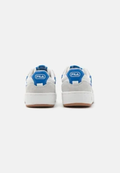 Fila Sevaro Kids Unisex - Baskets Basses - White/Prime Blue 8 Fila Sevaro Kids Unisex - Baskets Basses - White/Prime Blue -Magasin De Mode Et De Sport 444be04fcf1a4a98a0ddea279df74492 scaled