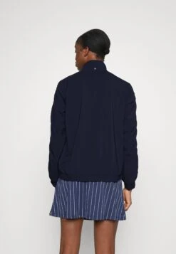 Fila Jacket Petra - Veste De Survêtement - Navy -Magasin De Mode Et De Sport 4b1569aab46b4c8797929bd87a991848 scaled