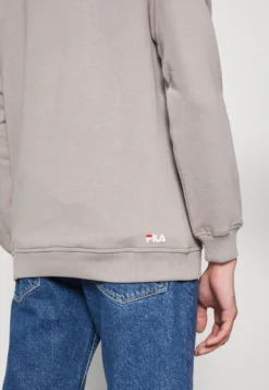 Fila Barumini - Sweat À Capuche - Gull -Magasin De Mode Et De Sport 4b1738ba6b894f2298a105d0d48d481a scaled