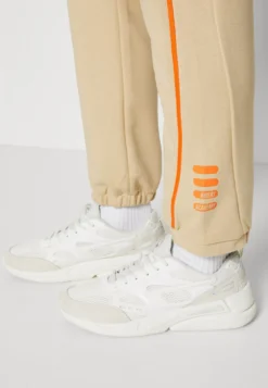 Fila Wide Jogger Unisex - Pantalon De Survêtement - Fields Of Rye -Magasin De Mode Et De Sport 4ec0b1fedef542c88664e502ec9d81cc scaled