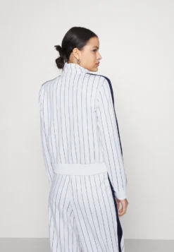 Fila Hala Track Jacket - Veste Légère - Blanc De Blanc/Black Iris -Magasin De Mode Et De Sport 50d4d359dfe74ad7a839d37fdb1e9028 scaled