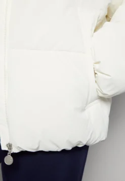 Fila Trilj Puff Jacket - Veste D'Hiver - Cloud Dancer -Magasin De Mode Et De Sport 56c7900c1138431d8d401b8a6d376e4b scaled