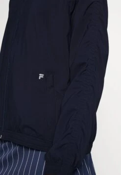 Fila Jacket Petra - Veste De Survêtement - Navy -Magasin De Mode Et De Sport 573c725d5c5f43b8b474201c99786835 scaled