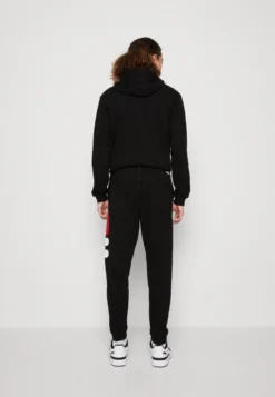 Fila Bronte Pants Unisex - Pantalon De Survêtement - Black -Magasin De Mode Et De Sport 57d60ca998784d8ab7819af398e751bf scaled