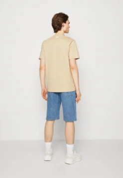 Fila Bellano Tee Unisex - T-Shirt Imprimé - Fields Of Rye -Magasin De Mode Et De Sport 59e9885216bc422ab2af52dc6c74c5ad scaled