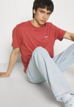 Fila Berloz Tee Unisex - T-Shirt Basique - Marsala -Magasin De Mode Et De Sport 60ac317fa3bc40c186f3042c431291dd scaled