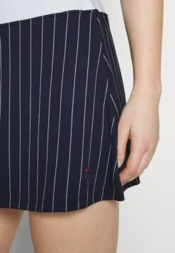 Fila Skort Anna - Jupe De Sport - Navy/White -Magasin De Mode Et De Sport 618a87a71661456d814c06d2d0bb89c2 scaled