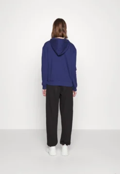 Fila Baicoi - Sweat À Capuche - Medieval Blue 7 Fila Baicoi - Sweat À Capuche - Medieval Blue -Magasin De Mode Et De Sport 619f51175f9e407ebfccaf887f21fcf2 scaled