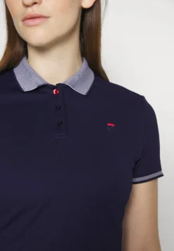 Fila Emma - Polo - Navy 11 Fila Emma - Polo - Navy -Magasin De Mode Et De Sport 647f94f1b29044a3806b23ef8f89cb21 scaled