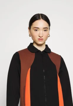 Fila Evonne Track Suit - Sweat Zippé - Black Beauty/Potting Soil -Magasin De Mode Et De Sport 70fe184e3e5f4caea09b449cc57dbfc2 scaled