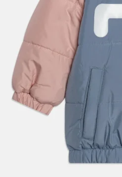 Fila Berkenthin Kids Blocked Padded - Veste D'Hiver 5 Fila Berkenthin Kids Blocked Padded - Veste D'Hiver -Magasin De Mode Et De Sport 72eb0497f0ef43f6a96142fcecced9e4 scaled