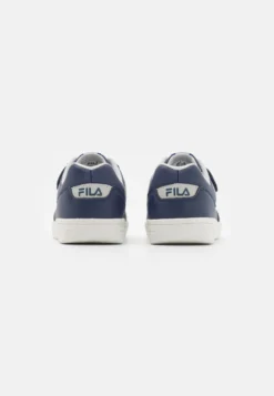 Fila Court Unisex - Baskets Basses - Medieval Blue/Gray Violet 8 Fila Court Unisex - Baskets Basses - Medieval Blue/Gray Violet -Magasin De Mode Et De Sport 79f633199a234558bd47a5025a4d2b66 scaled