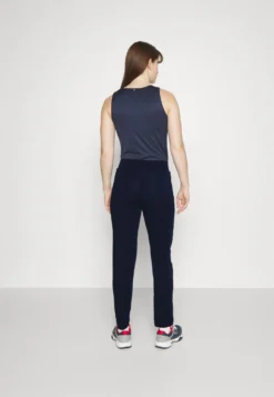 Fila Pant Candice - Pantalon De Survêtement - Navy -Magasin De Mode Et De Sport 7b840afde0974474a3d2692e5cd4893a scaled