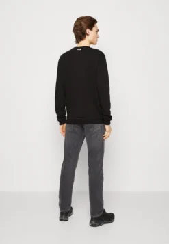 Fila Barbian Crew Unisex - Sweatshirt - Black -Magasin De Mode Et De Sport 81e811e1e51442d48bb49c7b4275fb4b scaled