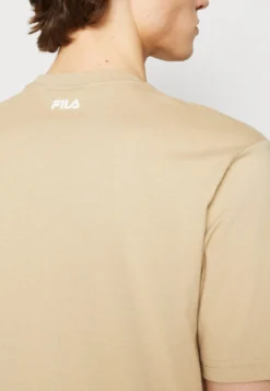 Fila Bellano Tee Unisex - T-Shirt Imprimé - Fields Of Rye -Magasin De Mode Et De Sport 828efa071442450bba7a8356a925b6ef scaled