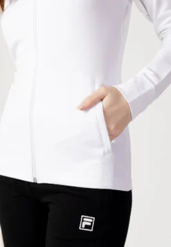 Fila Benidorm Faw0414 - Sweat Zippé - White -Magasin De Mode Et De Sport 84d71234378f4e5abf8d680bb862cc6e scaled