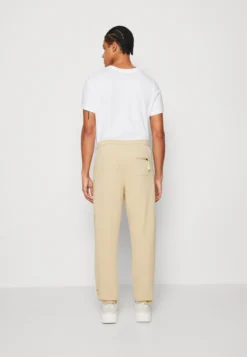 Fila Wide Jogger Unisex - Pantalon De Survêtement - Fields Of Rye -Magasin De Mode Et De Sport 8d4e914153c54153827f3779786db3d0 scaled