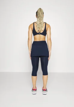 Fila Scapri Sina - Jupe De Sport - Navy 7 Fila Scapri Sina - Jupe De Sport - Navy -Magasin De Mode Et De Sport 977839ba2d384429b8f729a4f479c92e scaled