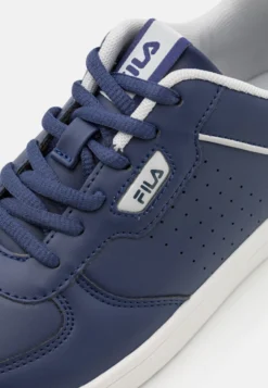 Fila C. Court Unisex - Baskets Basses - Medieval Blue/Gray Violet -Magasin De Mode Et De Sport 9d867819fd204ea580a0ab8b5ecbd352 scaled
