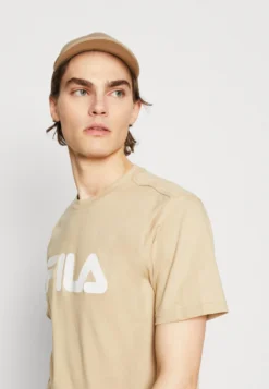 Fila Bellano Tee Unisex - T-Shirt Imprimé - Fields Of Rye -Magasin De Mode Et De Sport a8957c15cd7f477c985c8d3faf905da7 scaled