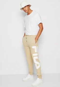 Fila Bronte Pants Unisex - Pantalon De Survêtement - Fields Of Rye -Magasin De Mode Et De Sport abd73414bbd24d8ea80b6f5ae224a5df scaled