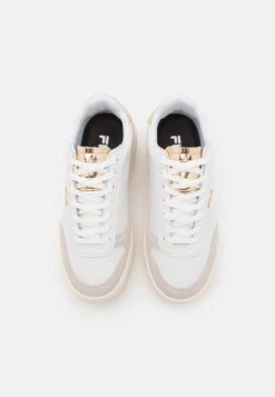 Fila Premium - Baskets Basses - White/Gold -Magasin De Mode Et De Sport ac592fe6d96d45e4b37f54fc80183d49 scaled