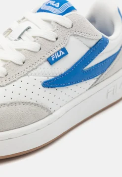 Fila Sevaro Kids Unisex - Baskets Basses - White/Prime Blue 11 Fila Sevaro Kids Unisex - Baskets Basses - White/Prime Blue -Magasin De Mode Et De Sport b38ab5b9460946019855c6b29b14aef7 scaled