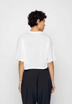 Fila Recanati Cropped - T-Shirt De Sport - Lucent White -Magasin De Mode Et De Sport c4074cd13165483c977290f7d35df46e scaled