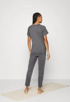 Fila Coria Raglan Tee - T-Shirt De Sport - Iron Gate -Magasin De Mode Et De Sport ca662615bff644b698e8f9f9aaf882ce scaled