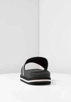 Fila Morro Bay Zeppa - Mules - Black -Magasin De Mode Et De Sport d5b3ae3e78e84ed389137c4635317808