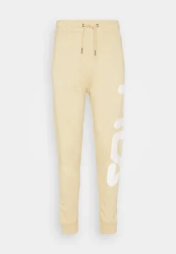 Fila Bronte Pants Unisex - Pantalon De Survêtement - Fields Of Rye -Magasin De Mode Et De Sport d83c1299a56e4550b4d20e7171198e7c scaled