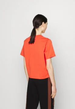 Fila Steffi Tee - T-Shirt Imprimé - Light Red 7 Fila Steffi Tee - T-Shirt Imprimé - Light Red -Magasin De Mode Et De Sport d9b0d1cf41544b4d8bbdb981dbd9c166 scaled