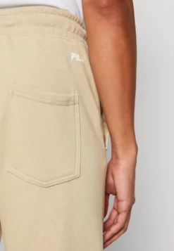 Fila Bronte Pants Unisex - Pantalon De Survêtement - Fields Of Rye -Magasin De Mode Et De Sport da29e55afc3e452db1d431d5337c6c00 scaled