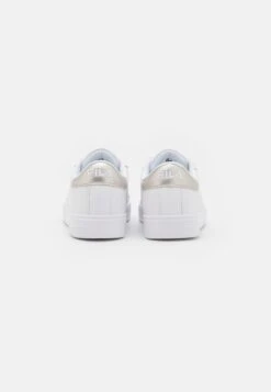Fila Lusso - Baskets Basses - White/Silver -Magasin De Mode Et De Sport ea654e85e262479a965d2418dd164a3d scaled